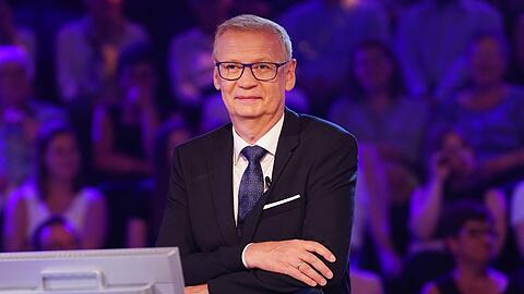 Günther Jauch kann sich auf die erste Millionenfrage seit langem freuen. Günther Jauch kann sich auf die erste Millionenfrage seit langem freuen.
