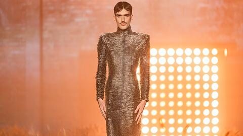 Lukas darf das begehrteste Stück der ersten Fashionshow tragen: Ein aus tausenden Sicherheitsnadeln bestehendes Kleid - beim Walk hat er seine liebe Mühe damit. Lukas darf das begehrteste Stück der ersten Fashionshow tragen: Ein aus tausenden Sicherheitsnadeln bestehendes Kleid - beim Walk hat er seine liebe Mühe damit.