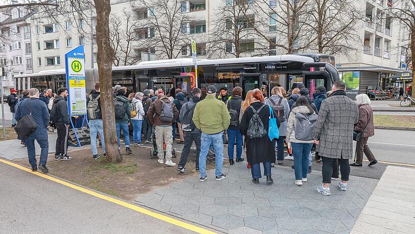 Am Montag geht der Schienenersatzverkehr in die zweite Phase. Während es an den Haltstellen meist ruhig zu geht, staut es sich an der Brudermühlstraße dann doch einmal, als die AZ vor Ort ist. Am Montag geht der Schienenersatzverkehr in die zweite Phase. Während es an den Haltstellen meist ruhig zu geht, staut es sich an der Brudermühlstraße dann doch einmal, als die AZ vor Ort ist.