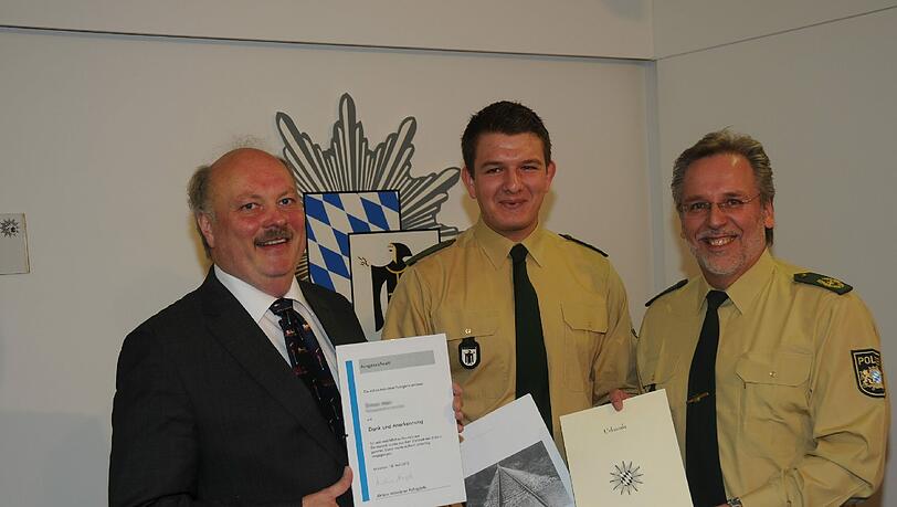 Auszeichnung für den Lebensretter: Polizeivizepräsident Robert Kopp (re) mit Retter Simon Mair und Andreas Nagel (Aktion Münchner Fahrgäste). Auszeichnung für den Lebensretter: Polizeivizepräsident Robert Kopp (re) mit Retter Simon Mair und Andreas Nagel (Aktion Münchner Fahrgäste).