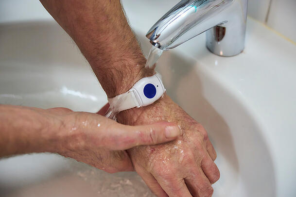 Händewaschen ist kein Problem: Dieser Hausnotruf ist wasserfest. Händewaschen ist kein Problem: Dieser Hausnotruf ist wasserfest.