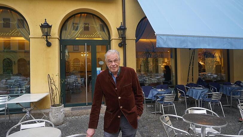 Oskar Arzmiller vor seinem Café im Theatinerhof. Noch bis Ende des Jahres hat es geöffnet. Oskar Arzmiller vor seinem Café im Theatinerhof. Noch bis Ende des Jahres hat es geöffnet.