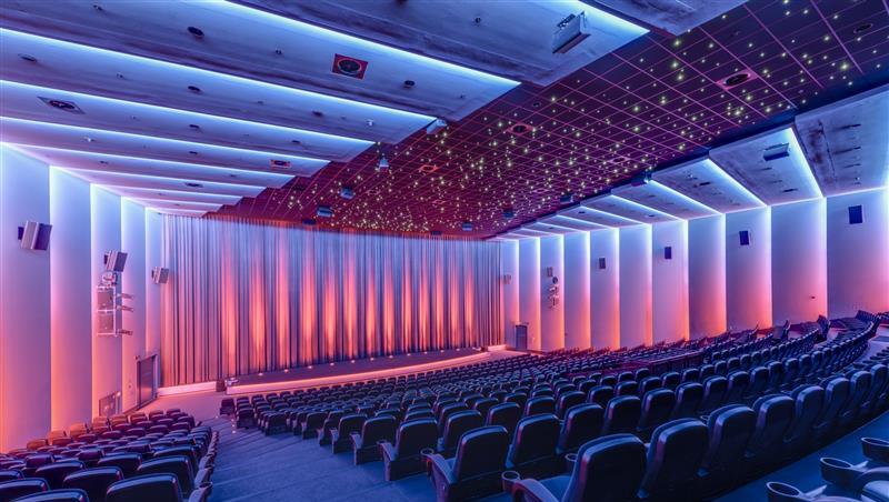 Das (m)K6 – Münchens Kino mit der größten Leinwand. Hier findet die erste Ladykino-Vorstellung des Abends, um 19:15 Uhr, statt. Das (m)K6 – Münchens Kino mit der größten Leinwand. Hier findet die erste Ladykino-Vorstellung des Abends, um 19:15 Uhr, statt.