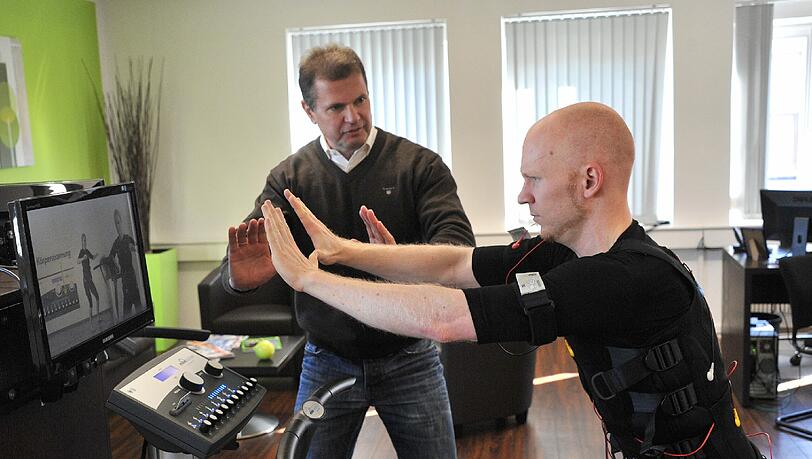Trainer Andres Jäger erklärt AZ-Reporter Julian Galinski eine EMS-Brustübung. Trainer Andres Jäger erklärt AZ-Reporter Julian Galinski eine EMS-Brustübung.