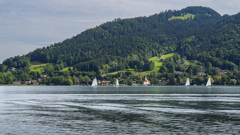 Vor dem Strandbad Seeglas in Gmund am Tegernsee ist am Sonntag ein 22-Jähriger ertrunken. (Symbolbild) Vor dem Strandbad Seeglas in Gmund am Tegernsee ist am Sonntag ein 22-Jähriger ertrunken. (Symbolbild)