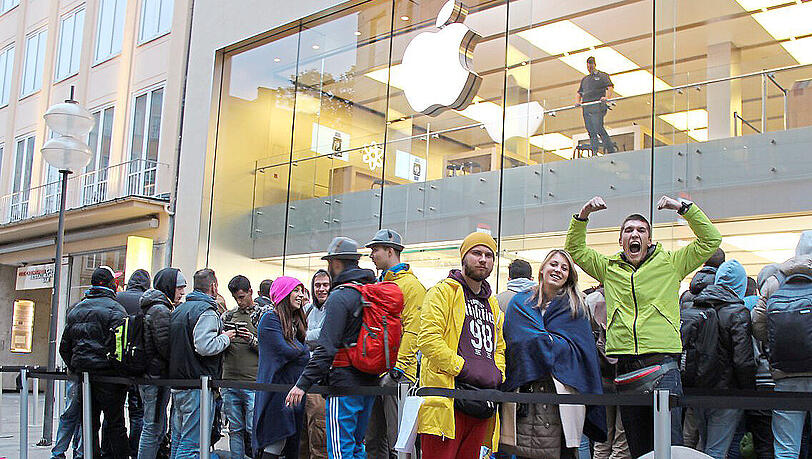 Die drei Freunde aus Moskau übernachten zwei mal vor Apple.