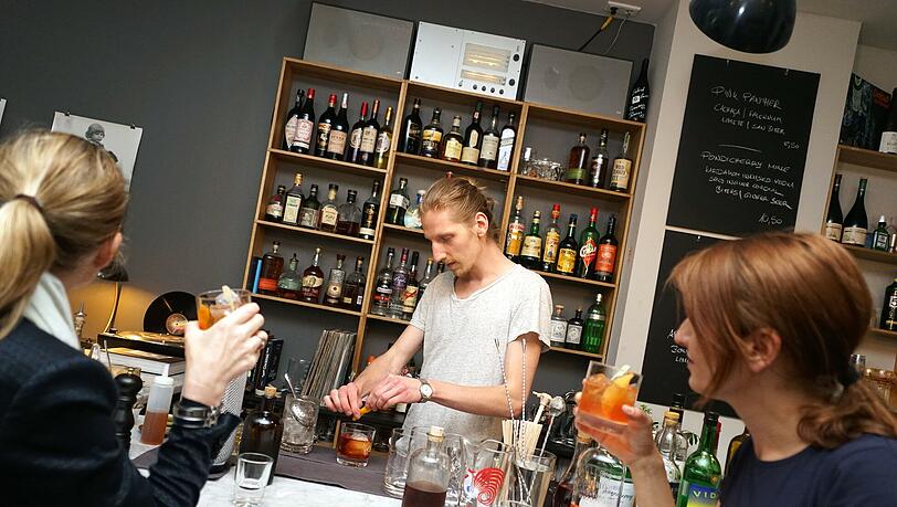 Mario Messig beim Zubereiten von Drinks in seiner neuen Bar Garçon an der Utzschneiderstraße. Mario Messig beim Zubereiten von Drinks in seiner neuen Bar Garçon an der Utzschneiderstraße.