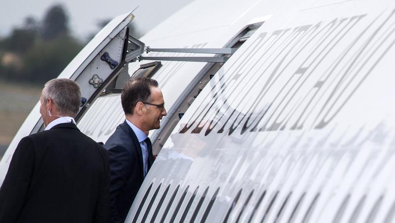 Heiko Maas steigt in ein Flugzeug der Flugbereitschaft der Bundeswehr. Heiko Maas steigt in ein Flugzeug der Flugbereitschaft der Bundeswehr.