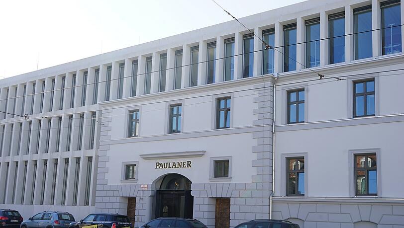 Die Fassade zur Straße hin. Modern und trotzdem mit großer Tradition.