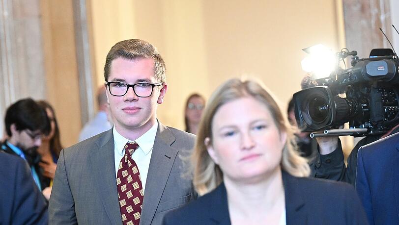 Der AfD-Politiker Daniel Halemba (l.) kommt, nach seiner vorübergehenden Verhaftung, zur Plenarsitzung des Bayerischen Landtags. Vorne: AfD-Fraktionschefin Katrin Ebner-Steiner. Der AfD-Politiker Daniel Halemba (l.) kommt, nach seiner vorübergehenden Verhaftung, zur Plenarsitzung des Bayerischen Landtags. Vorne: AfD-Fraktionschefin Katrin Ebner-Steiner.