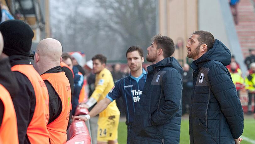 Stellten sich nach der Pleite in Berlin den Fans: (v.l.) Torwart Stefan Ortega, Gary Kagelmahcer, Milos Degenek und Sascha Mölders. Stellten sich nach der Pleite in Berlin den Fans: (v.l.) Torwart Stefan Ortega, Gary Kagelmahcer, Milos Degenek und Sascha Mölders.