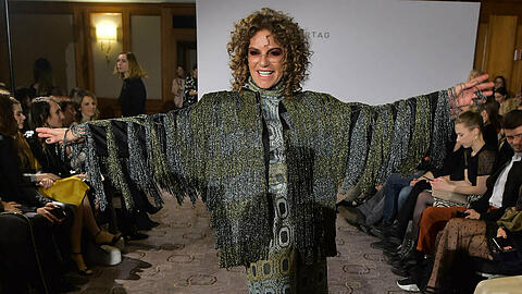 Schauspielerin Christine Neubauer präsentiert auf dem Laufsteg von Designer Marcel Ostertag einen neuen Look Schauspielerin Christine Neubauer präsentiert auf dem Laufsteg von Designer Marcel Ostertag einen neuen Look