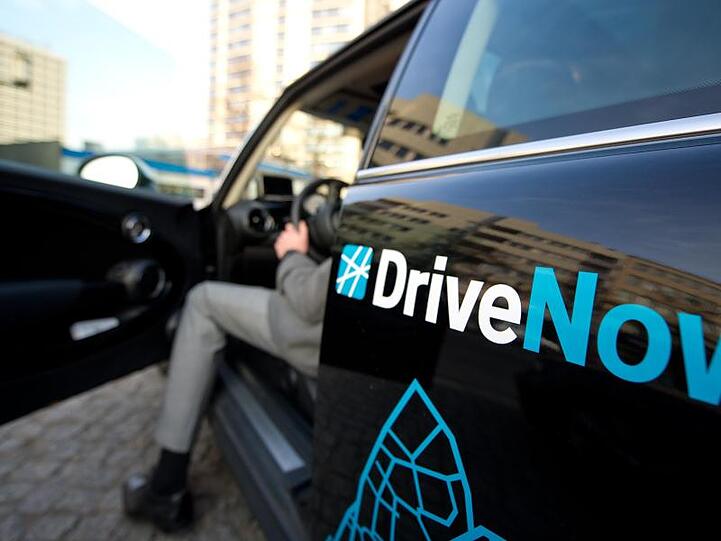 Das US-Kartellamt hat die Fusion der Carsharing-Flotten von Car2go und DriveNow mit zusammen rund 20.000 Mietautos genehmigt, wie Daimler and BMW mitteilte.