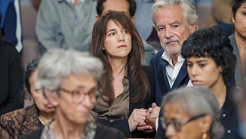 Spielen die prominenten Eltern des Angeklagten: Charlotte Gainsbourg und Pierre Arditi im Gerichtssaal. Spielen die prominenten Eltern des Angeklagten: Charlotte Gainsbourg und Pierre Arditi im Gerichtssaal.