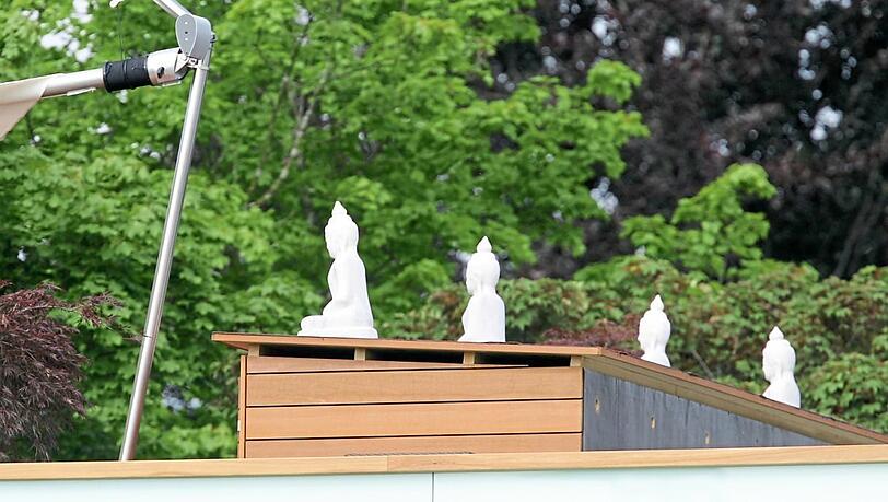 Der Anfang vom Ende: Klinsmann gestaltet die Säbener Straße um, stellt unter anderem die berühmten Buddhas auf – sie sind schneller weg als er. Der Anfang vom Ende: Klinsmann gestaltet die Säbener Straße um, stellt unter anderem die berühmten Buddhas auf – sie sind schneller weg als er.