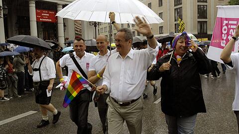 Oberbürgermeister Christian Ude mit Regenbogenfähnchen und Thomas Niederbühl mit Rosa-Liste-Shirt mit der Aktivistin Rita Braaz beim CSD 2008. Oberbürgermeister Christian Ude mit Regenbogenfähnchen und Thomas Niederbühl mit Rosa-Liste-Shirt mit der Aktivistin Rita Braaz beim CSD 2008.