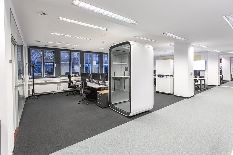 Redaktion: Hell, großzügig, modern und mit flexiblen Arbeitsplätzen ausgestattet. Redaktion: Hell, großzügig, modern und mit flexiblen Arbeitsplätzen ausgestattet.