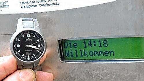 Peinlicher Zeitvergleich: Die Funkuhr zeigt die exakte Sommerzeit, auf dem Display des Parkschein-Automaten ist noch immer die Winterzeit zu sehen. Peinlicher Zeitvergleich: Die Funkuhr zeigt die exakte Sommerzeit, auf dem Display des Parkschein-Automaten ist noch immer die Winterzeit zu sehen.