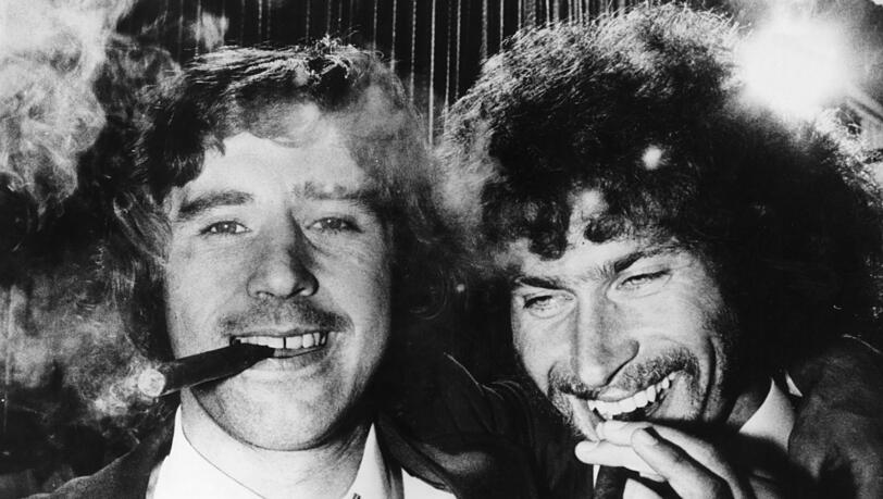 Sieger-Qualm: Müller, der seinen Rücktritt erklärt, und Breitner (r.). Sieger-Qualm: Müller, der seinen Rücktritt erklärt, und Breitner (r.).