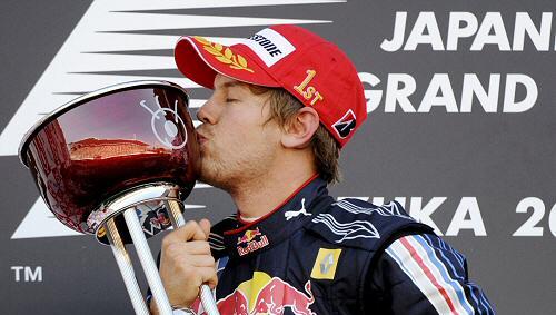 Sebastian Vettel küsst nach seinem Sieg in Japan den Pokal. Sebastian Vettel küsst nach seinem Sieg in Japan den Pokal.