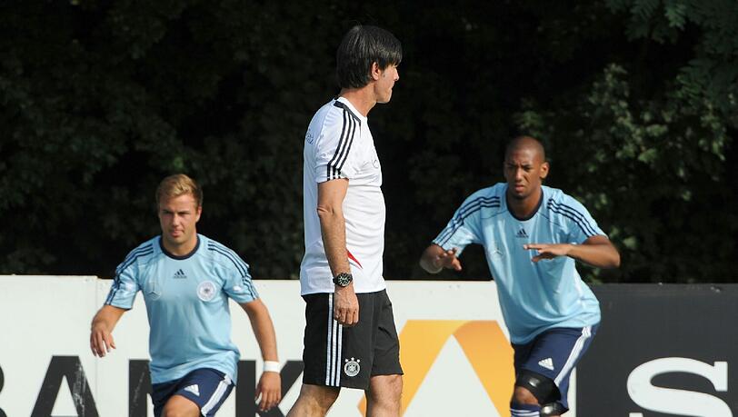 Alle 18 verfügbaren Spieler der DFB-Elf haben beim ersten Training vor dem Saison-Auftakt gegen Argentinien auf dem Trainingsplatz gestanden - im neuen hellblauen Trainingsjersey. Auch die Akteure des FC Bayern München und von Borussia Dortmund, die noch am Sonntagabend das Supercup-Endspiel (2:1) bestritten hatten, waren bei der Übungseinheit am Montag auf einem Nebenplatz des Frankfurter Stadions dabei. Sehen Sie hier die Bilder. Alle 18 verfügbaren Spieler der DFB-Elf haben beim ersten Training vor dem Saison-Auftakt gegen Argentinien auf dem Trainingsplatz gestanden - im neuen hellblauen Trainingsjersey. Auch die Akteure des FC Bayern München und von Borussia Dortmund, die noch am Sonntagabend das Supercup-Endspiel (2:1) bestritten hatten, waren bei der Übungseinheit am Montag auf einem Nebenplatz des Frankfurter Stadions dabei. Sehen Sie hier die Bilder.