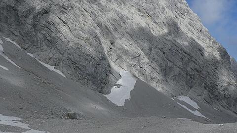 Der Watzmanngletscher: Bedeckt von Schutt liegt er auf etwas über 2000 Metern. Regelmäßig wird er von Christoph Mayer vermessen. Der Watzmanngletscher: Bedeckt von Schutt liegt er auf etwas über 2000 Metern. Regelmäßig wird er von Christoph Mayer vermessen.