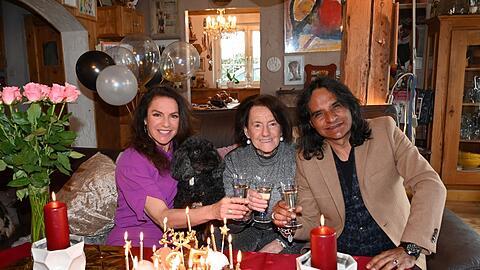 Hoch die Gläser: Christine Neubauer mit Mutter Lydia, Hund Gismo und José Campos daheim in München. Hoch die Gläser: Christine Neubauer mit Mutter Lydia, Hund Gismo und José Campos daheim in München.