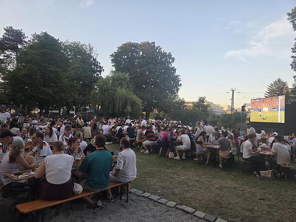 Hunderte Fans verfolgten das Spiel im Augustiner Schützengarten. Hunderte Fans verfolgten das Spiel im Augustiner Schützengarten.