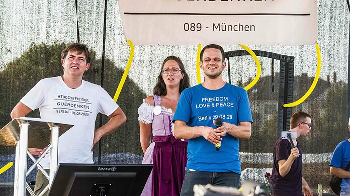 Rechtsanwalt Markus Haintz (r.) im September 2020 bei einer "Querdenken"-Veranstaltung in München. (Archiv) Rechtsanwalt Markus Haintz (r.) im September 2020 bei einer "Querdenken"-Veranstaltung in München. (Archiv)