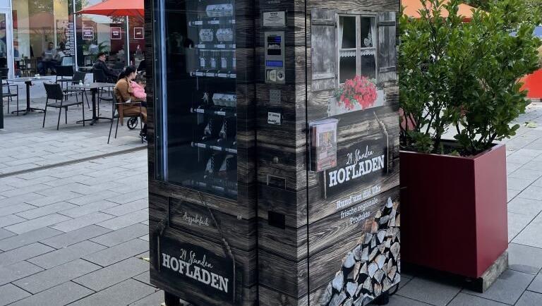 Hofladen auf einem Quadratmeter: Im Automaten an den Pasing Arcaden kann man rund um die Uhr Grillsachen kaufen. Hofladen auf einem Quadratmeter: Im Automaten an den Pasing Arcaden kann man rund um die Uhr Grillsachen kaufen.
