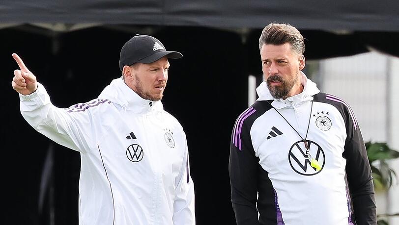 Deutschlands Trainer Julian Nagelsmann (l) und Assistenztrainer Sandro Wagner verfolgen das Training. Deutschlands Trainer Julian Nagelsmann (l) und Assistenztrainer Sandro Wagner verfolgen das Training.