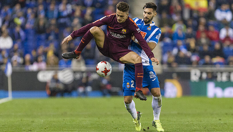 Denis Suarez vom FC Barcelona (links) im Duell mit Espanyols Marc Navarro. Denis Suarez vom FC Barcelona (links) im Duell mit Espanyols Marc Navarro.