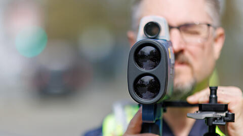 Mit einem Lasermessgerät hat die Polizei den Raser im BMW erwischt. (Symbolbild) Mit einem Lasermessgerät hat die Polizei den Raser im BMW erwischt. (Symbolbild)