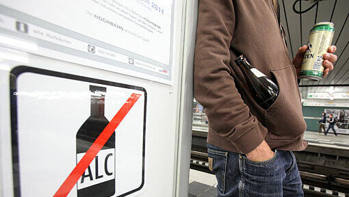 In Hamburg bereits Realität: Alkoholverbot in allen S-Bahnen. In Hamburg bereits Realität: Alkoholverbot in allen S-Bahnen.