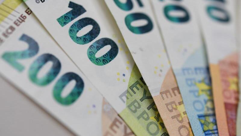 Die Gehälter in Ostdeutschland sind noch immer deutlich niedriger als in Westdeutschland. Die Gehälter in Ostdeutschland sind noch immer deutlich niedriger als in Westdeutschland.