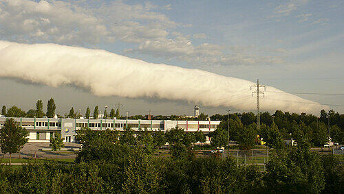 Diese Wolkenwalze entdeckte Cornelia Worbs am Himmel über München. Diese Wolkenwalze entdeckte Cornelia Worbs am Himmel über München.