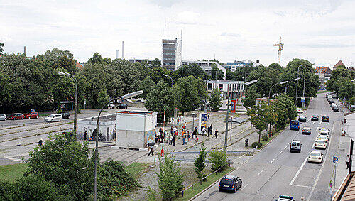 Öde Großstadtwüste: Der Ratzingerplatz Öde Großstadtwüste: Der Ratzingerplatz