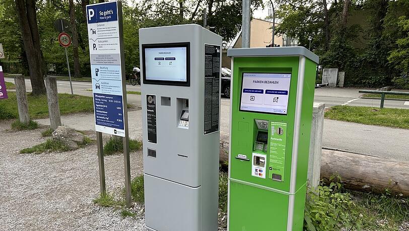 An diesen Automaten soll man dann die Tagesgebühr von sechs Euro zahlen. Vorausgesetzt, man findet einen Parkplatz. An diesen Automaten soll man dann die Tagesgebühr von sechs Euro zahlen. Vorausgesetzt, man findet einen Parkplatz.