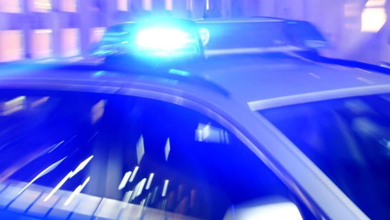 Ein Streifenwagen der Polizei mit eingeschaltetem Blaulicht. Foto: Carsten Rehder/dpa/Archivbild Ein Streifenwagen der Polizei mit eingeschaltetem Blaulicht. Foto: Carsten Rehder/dpa/Archivbild