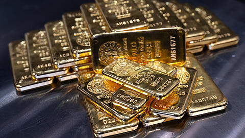 Gold für 40.000 Euro hat eine Immobilienbsitzerin in einem Safe in einer leer stehenden Wohnung im Landkreis München deponiert. Ein Einbrecher räumte den Tresor leer. (Symbolbild) Gold für 40.000 Euro hat eine Immobilienbsitzerin in einem Safe in einer leer stehenden Wohnung im Landkreis München deponiert. Ein Einbrecher räumte den Tresor leer. (Symbolbild)