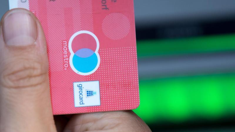 In Zukunft wird es das Maestro-Logo nicht mehr auf der Girocard geben. In Zukunft wird es das Maestro-Logo nicht mehr auf der Girocard geben.