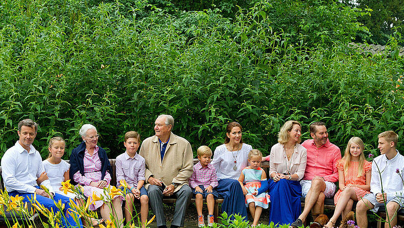 In Mitten der grünen Pracht von Schloss Gravenstein versammelte sich die dänische Königsfamilie zum sommerlichen Gruppenfoto In Mitten der grünen Pracht von Schloss Gravenstein versammelte sich die dänische Königsfamilie zum sommerlichen Gruppenfoto