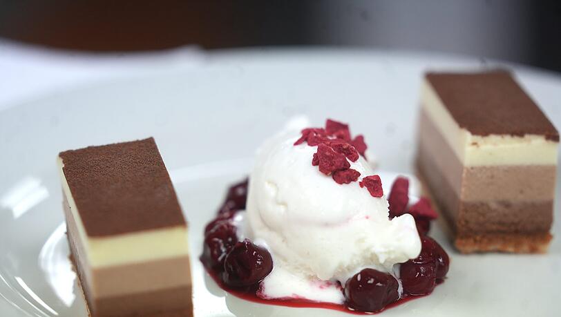 Fünfter Gang: Schokotrilogie mit Vanillekirschen und Eis vom belgischen Naturjoghurt Fünfter Gang: Schokotrilogie mit Vanillekirschen und Eis vom belgischen Naturjoghurt