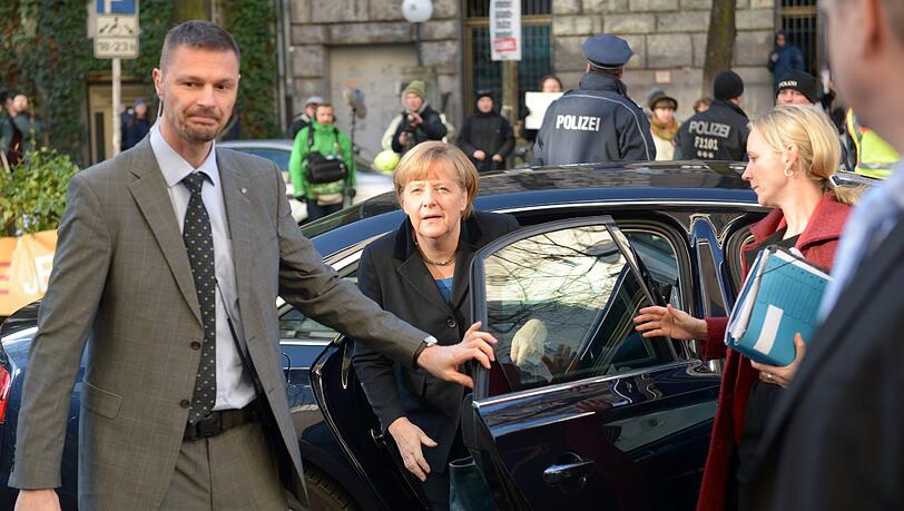 Angela Merkel kommt zur SPD-Parteizentrale in Berlin - gut gerüstet für die letzte Runde der Koalitionsgespräche. Unter anderem ging es auch um die Flüchtlinge. Teenager sollen da nun auch ab 18 Jahren als Erwachsen gelten. Angela Merkel kommt zur SPD-Parteizentrale in Berlin - gut gerüstet für die letzte Runde der Koalitionsgespräche. Unter anderem ging es auch um die Flüchtlinge. Teenager sollen da nun auch ab 18 Jahren als Erwachsen gelten.
