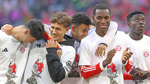 Vier Meisterfrischlinge neben Aleksandar Pavlović: (v.l.) Tom Bischof, Luis Díaz, Nicolas Jackson und Bara Ndiaye. Vier Meisterfrischlinge neben Aleksandar Pavlović: (v.l.) Tom Bischof, Luis Díaz, Nicolas Jackson und Bara Ndiaye.