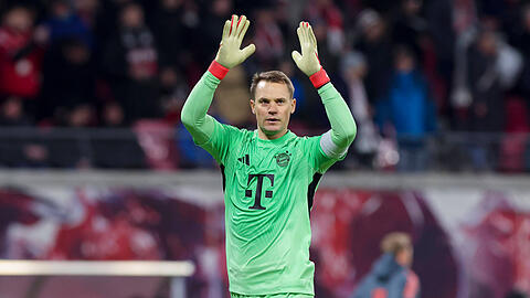 Jetzt schon eine Legende: Manuel Neuer zog durch sein 584. Pflichtspiel im Bayern-Trikot mit Klub-Ikone Franz Beckenbauer gleich. Jetzt schon eine Legende: Manuel Neuer zog durch sein 584. Pflichtspiel im Bayern-Trikot mit Klub-Ikone Franz Beckenbauer gleich.