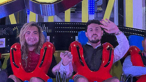 Halten Hand im Fahrgeschäft auf der Wiesn: Die AZ machte dieses exklusive Foto von Bill Kaulitz und Jannik Kontalis Halten Hand im Fahrgeschäft auf der Wiesn: Die AZ machte dieses exklusive Foto von Bill Kaulitz und Jannik Kontalis