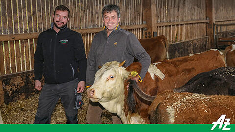 Norbert (r.) und Philipp Grenzebach im Stall mit ihren geliebten Kühen Norbert (r.) und Philipp Grenzebach im Stall mit ihren geliebten Kühen