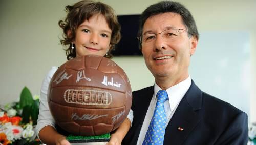 Junge Enkelin, alter Ball: Beim 60. Geburtstag von Helmut Hack gab’s originelle Geschenke und nette Gäste – wie die kleine Anna. Junge Enkelin, alter Ball: Beim 60. Geburtstag von Helmut Hack gab’s originelle Geschenke und nette Gäste – wie die kleine Anna.