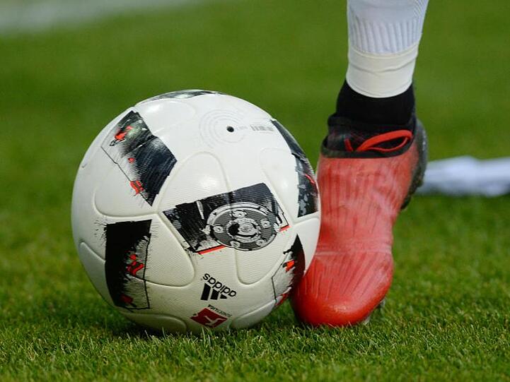 Ein Fußball-Spiel. Foto: Patrick Seeger/dpa/Symbolbild